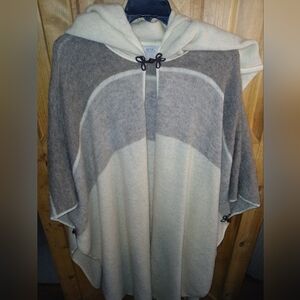 Hilda LTD 100% Wool Vintage Scarf Cape